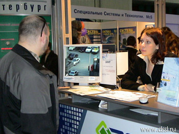 Посетитель стенда DSSL знакомится с технологией SIMT